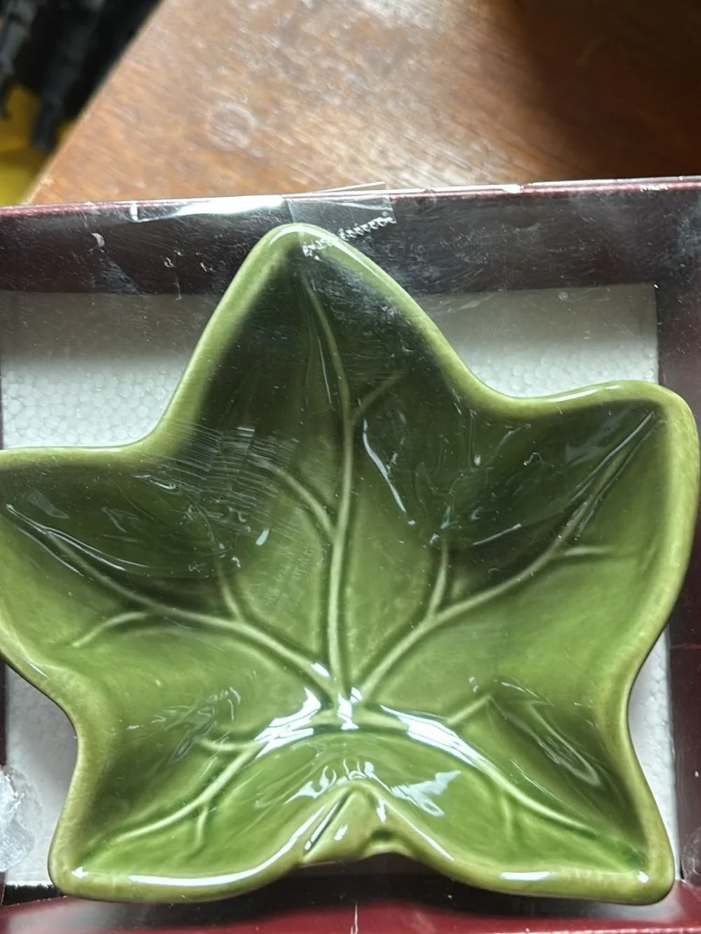 4-Piece Leaf Bowls Set in Red, White, Yellow, Green